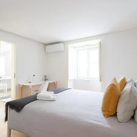 Central Bedroom In Shared House In Chiado - Historic Center Of Lisbon-2