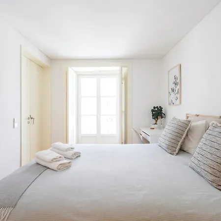 Central Bedroom In Shared House In Chiado - Historic Center Of Lisbon-3