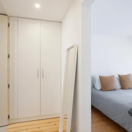 Central Bedroom In Shared House In Chiado - Historic Center Of Lisbon-2