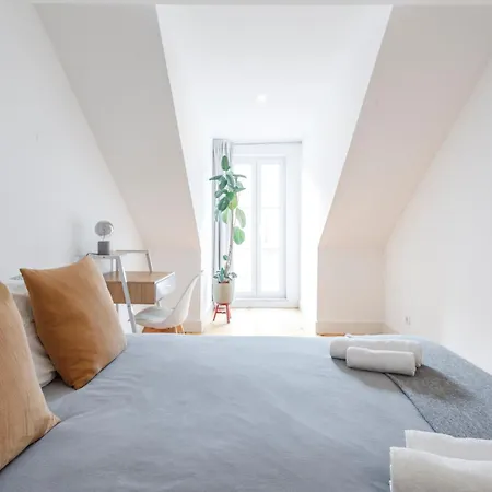 Central Bedroom In Shared House In Chiado - Historic Center Of Lisbon-3